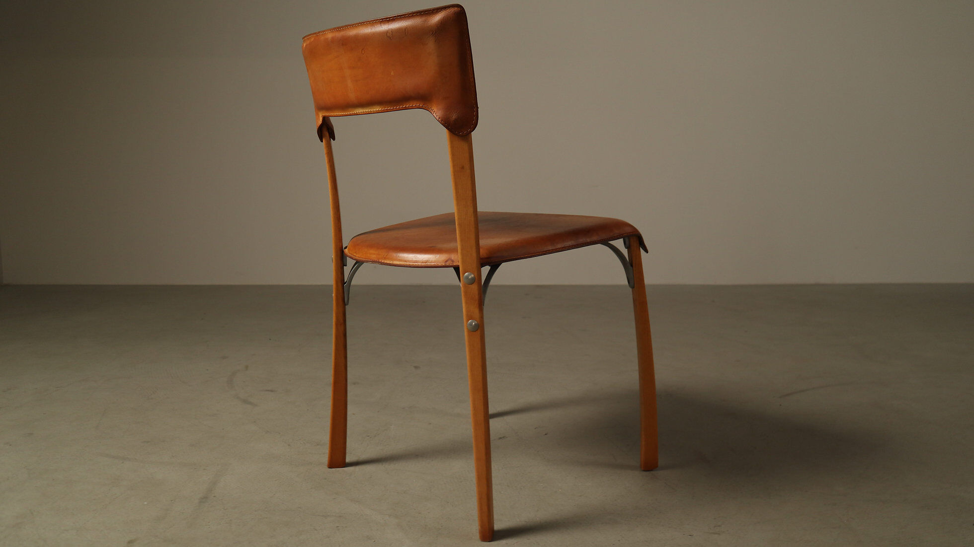 Ensemble de cinq chaises de salle à manger italiennes en cuir cognac, années 1990.
