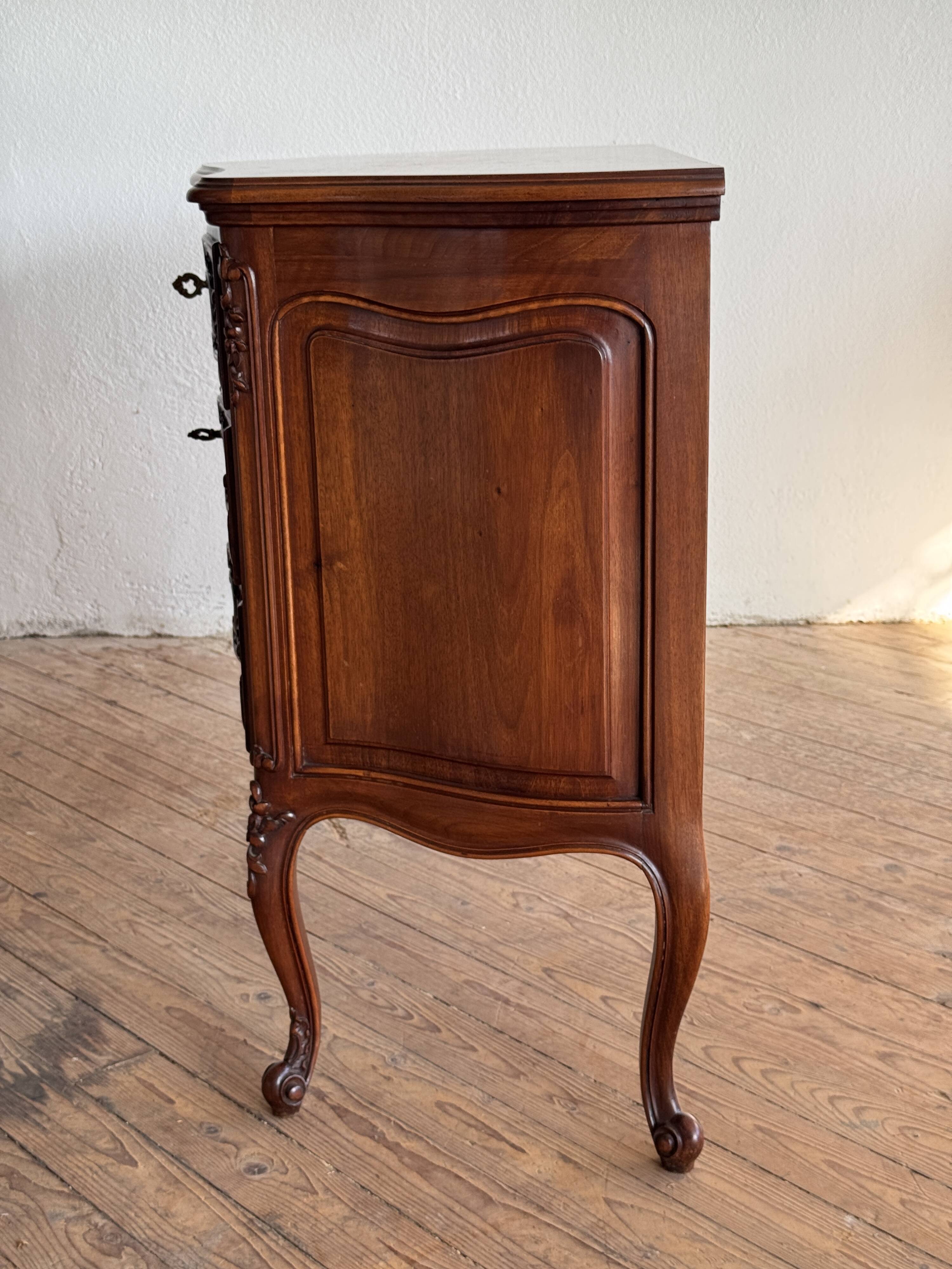 Petite commode de style Louis XV en chêne massif fin XIXème