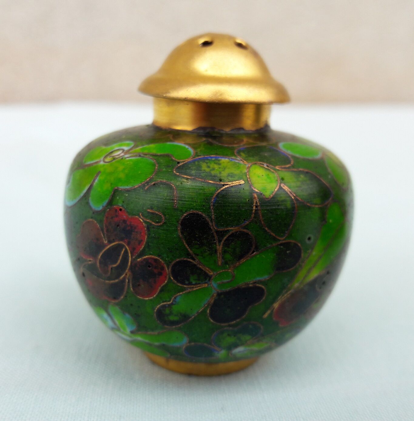 Salt and pepper shaker in partitioned enamels