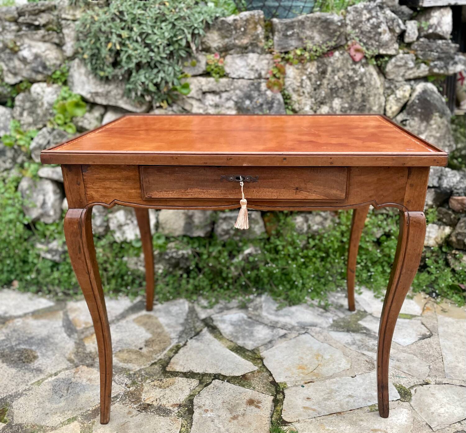 Petite table bureau dite à plateau « Cabaret » en noyer d’époque Louis XV