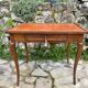 Petite table bureau dite à plateau « Cabaret » en noyer d’époque Louis XV