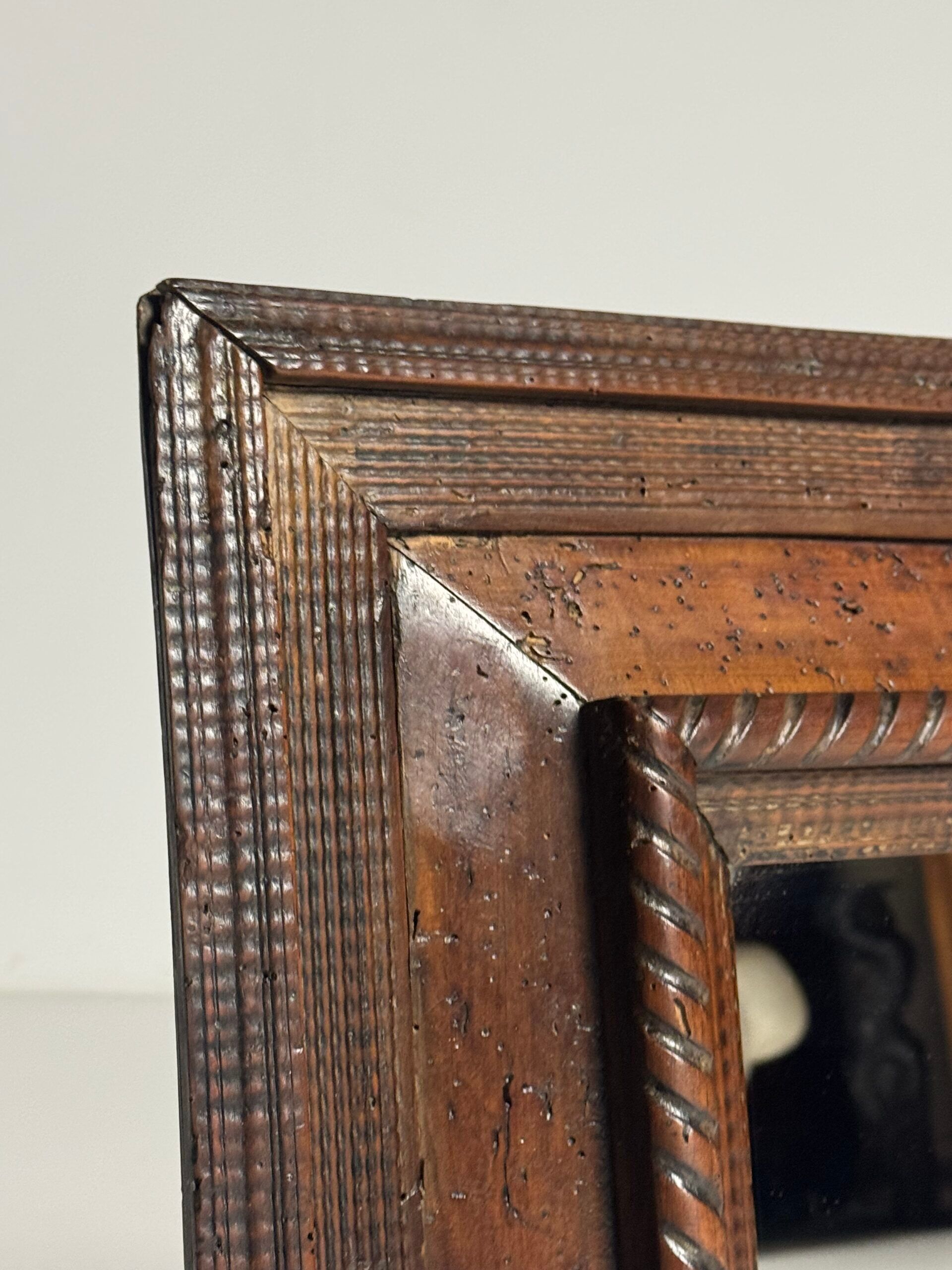 Miroir à cadre ondulé du XVIIIe siècle