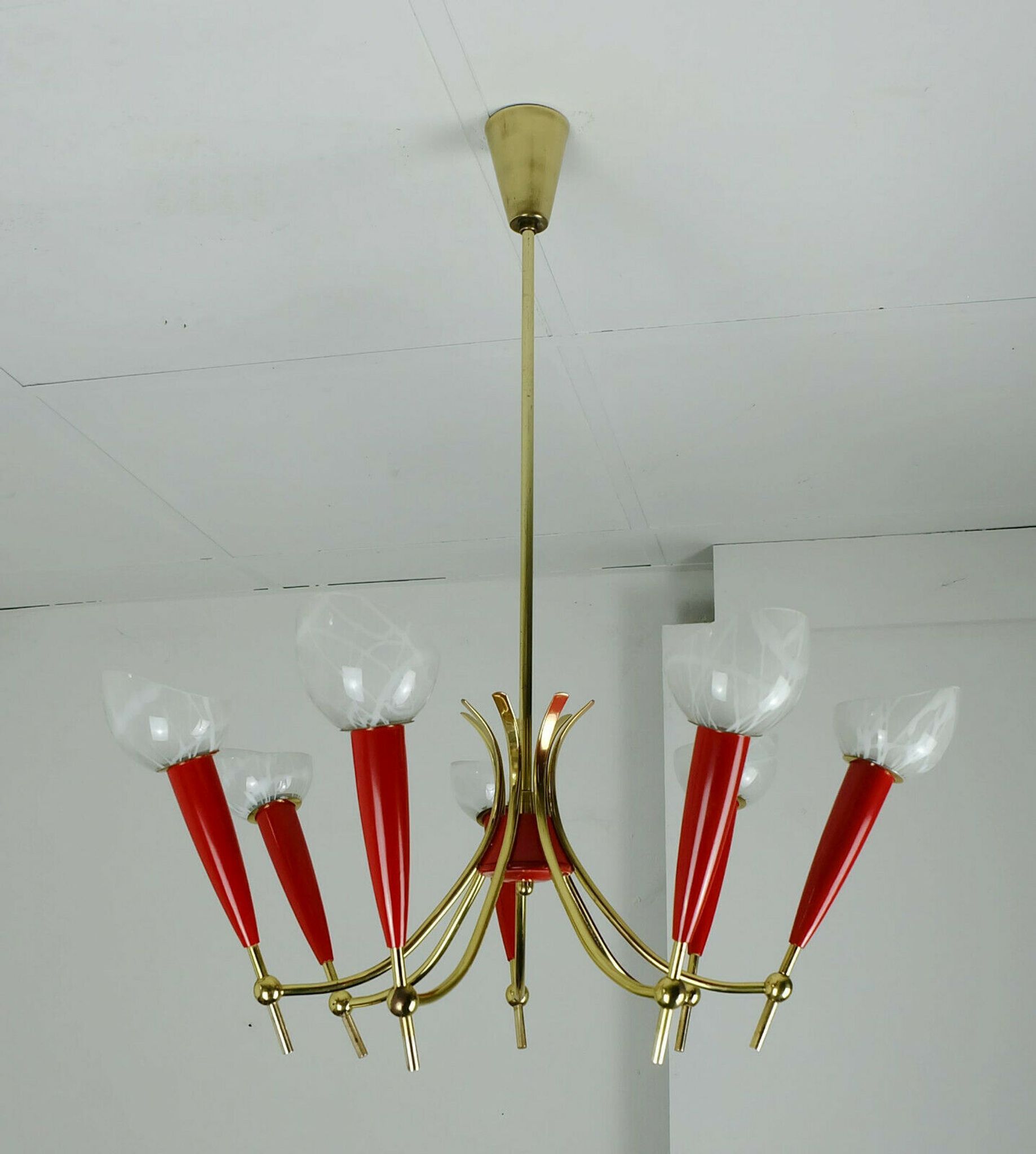 Lustre des années 1950 en laiton et plastique rouge, 7 abat-jours en verre