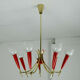 Lustre des années 1950 en laiton et plastique rouge, 7 abat-jours en verre