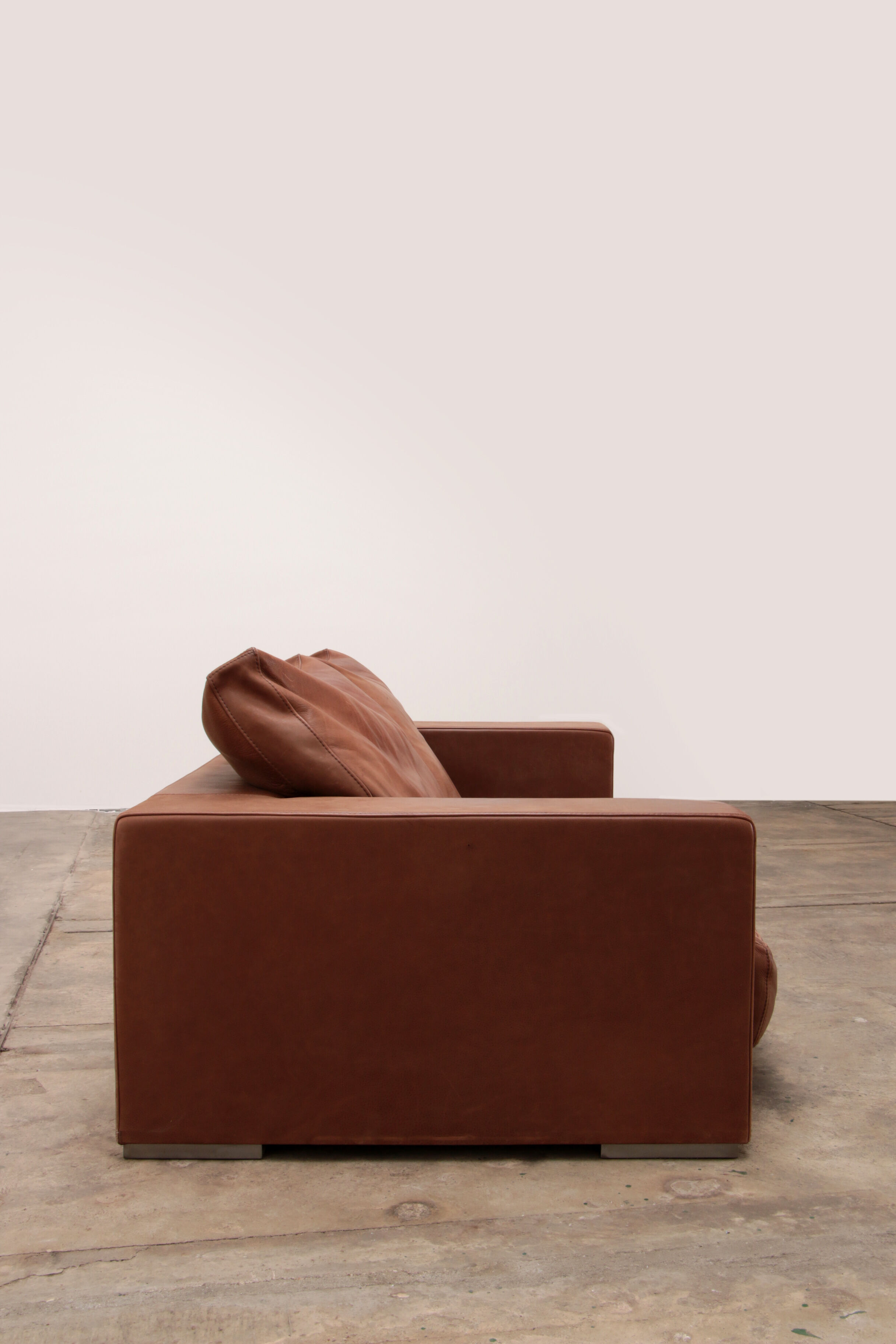 Vintage sofa gognac color model budapest design by paola navone by baxter.