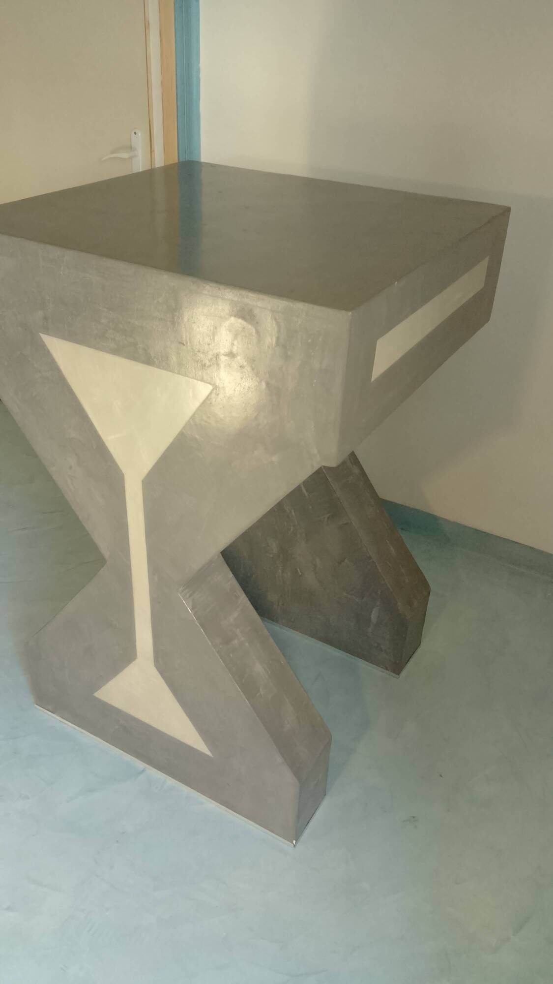 Pedestal / High side table in polished concrete – Unique artisan piece.