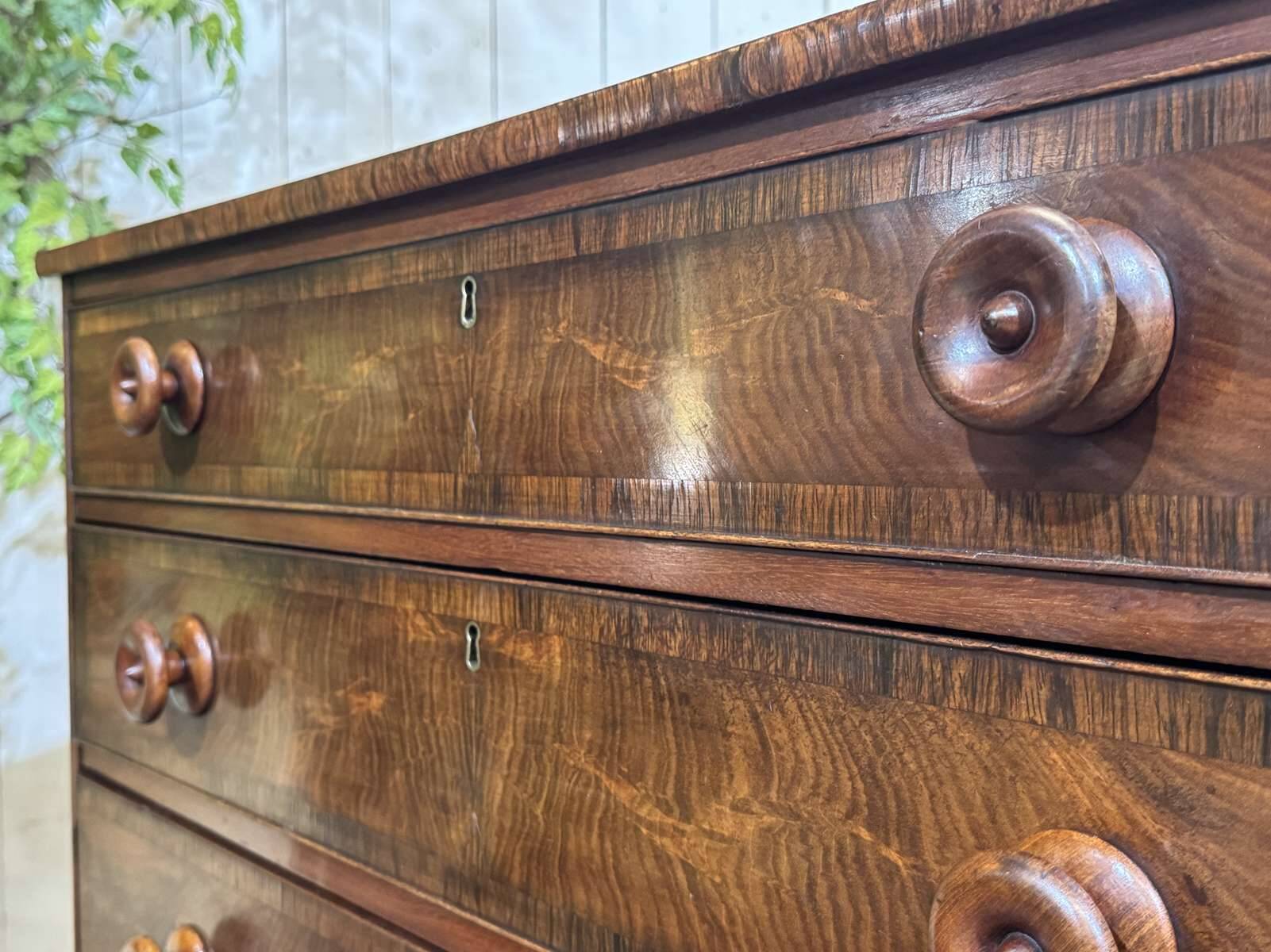 Victorian English commode from the 19th century in mahogany.