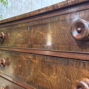 Victorian English commode from the 19th century in mahogany.