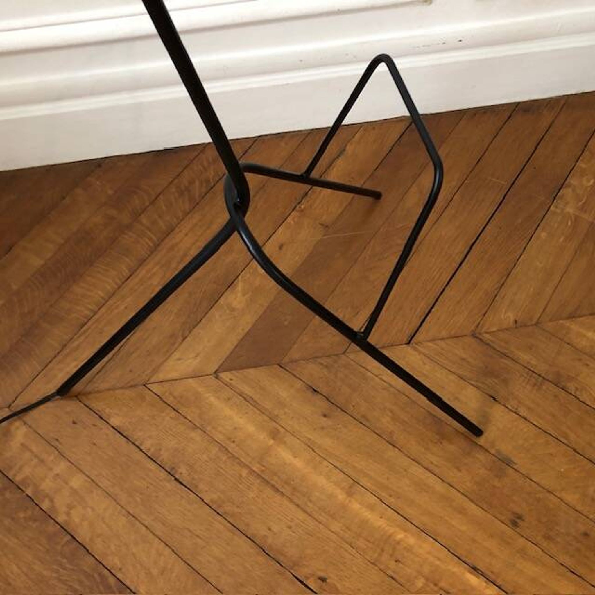Lampadaire tripode et porte revue 1950
