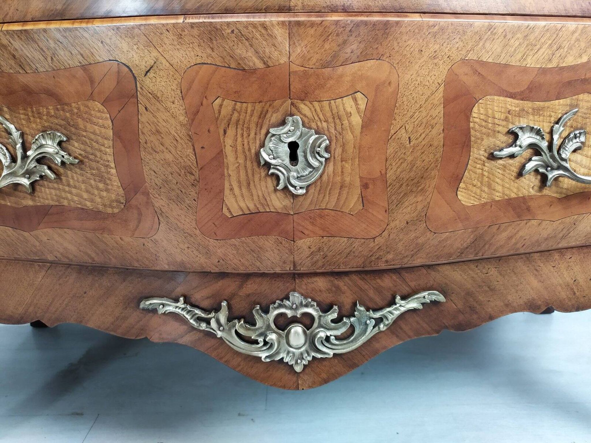 Commode galbé Louis XV