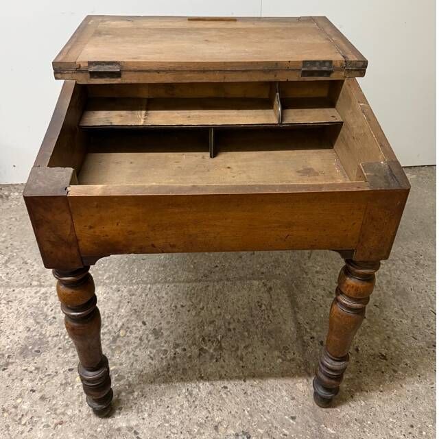 Sloped desk in walnut