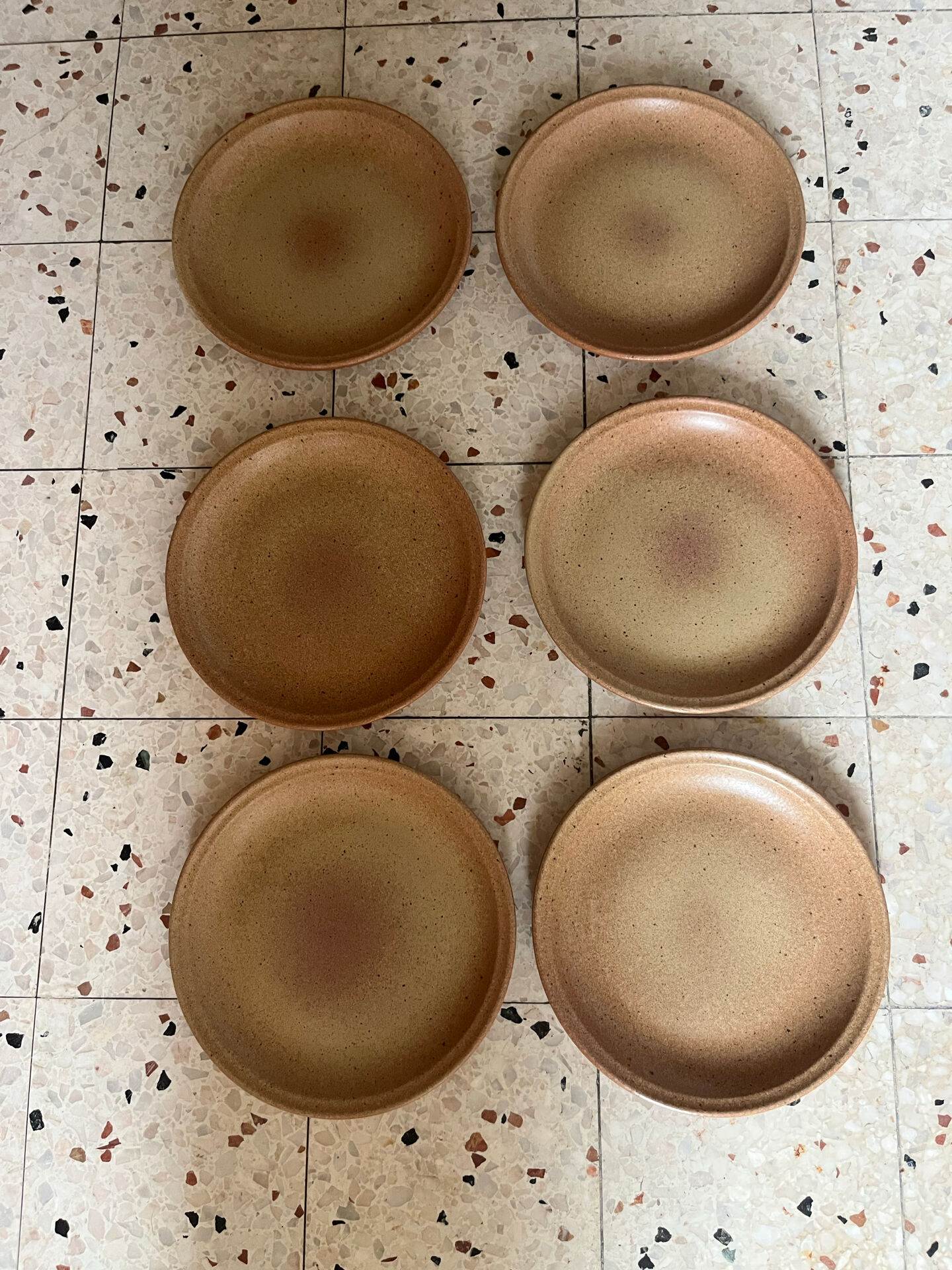 6 flat plates in stoneware