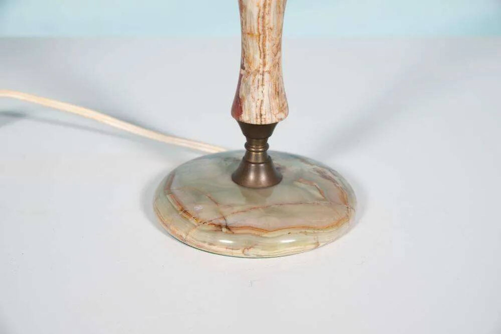 Chic hotel table lamp in onyx and brass, mid-century modern table lamp from the 70s.