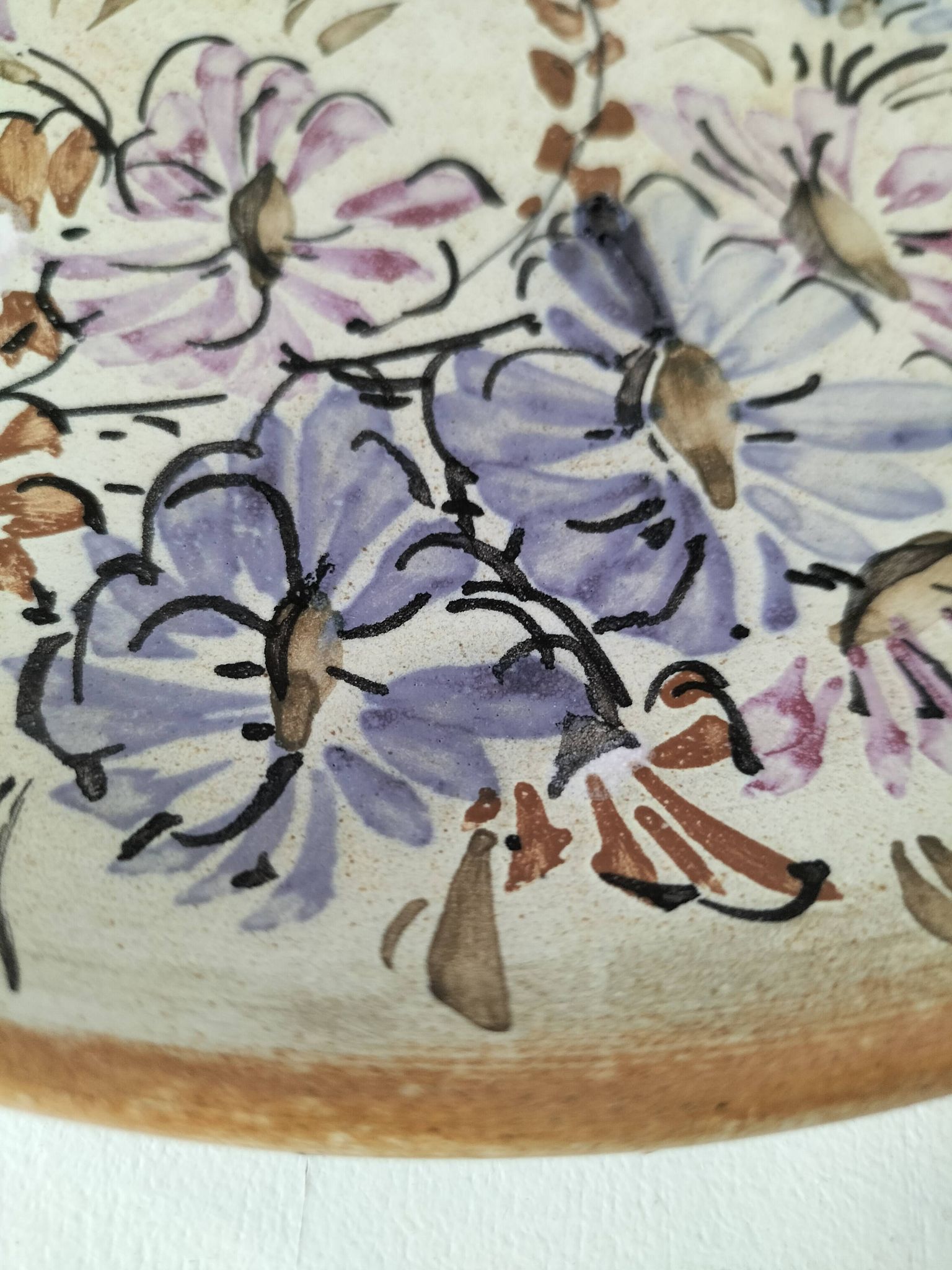 Assiette en grès décor floral peint à la main