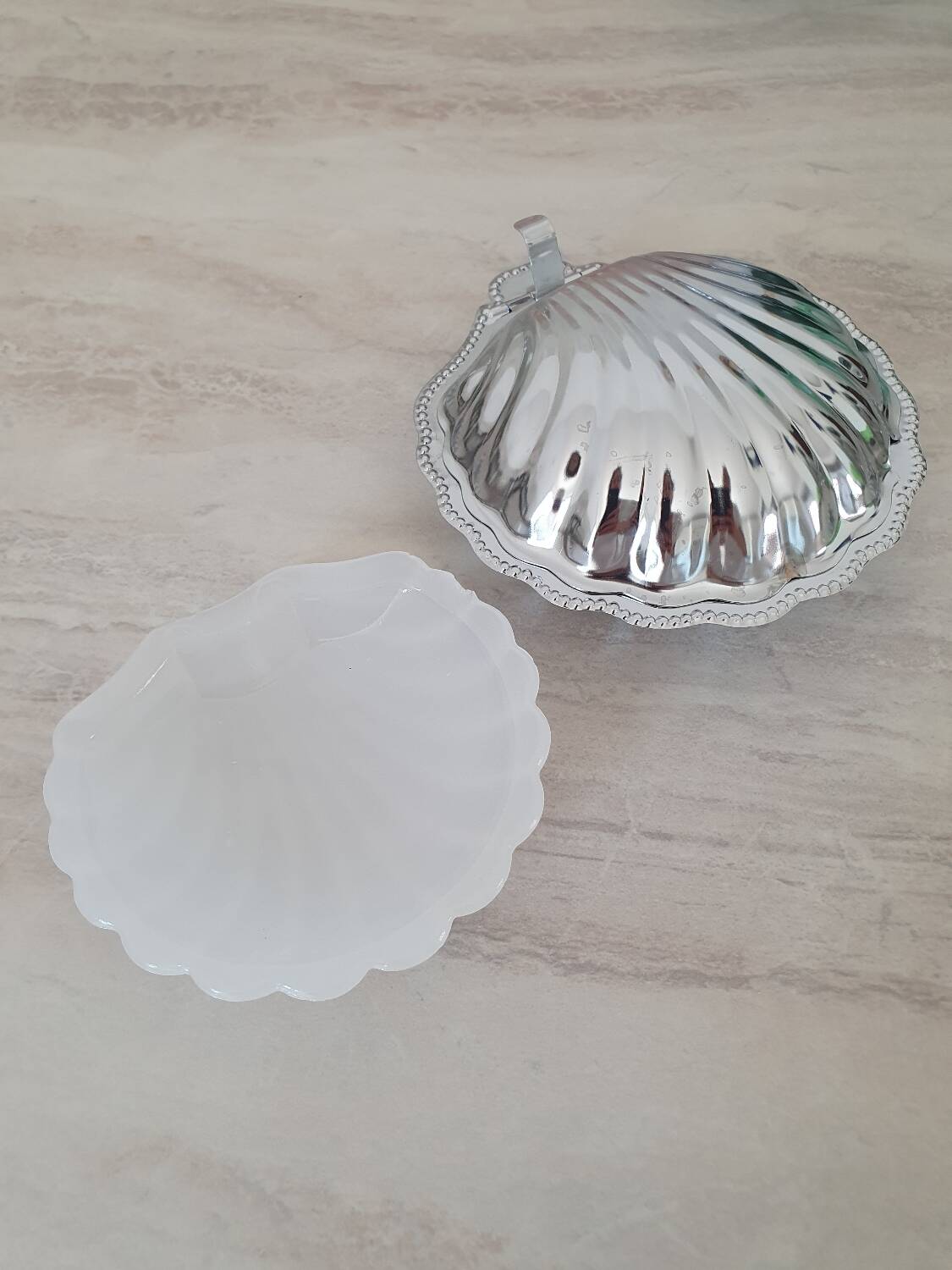 Shell butter dish in silver metal and its white glass cup