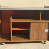 Meuble bar années 70 brun à fond orange sur roulettes