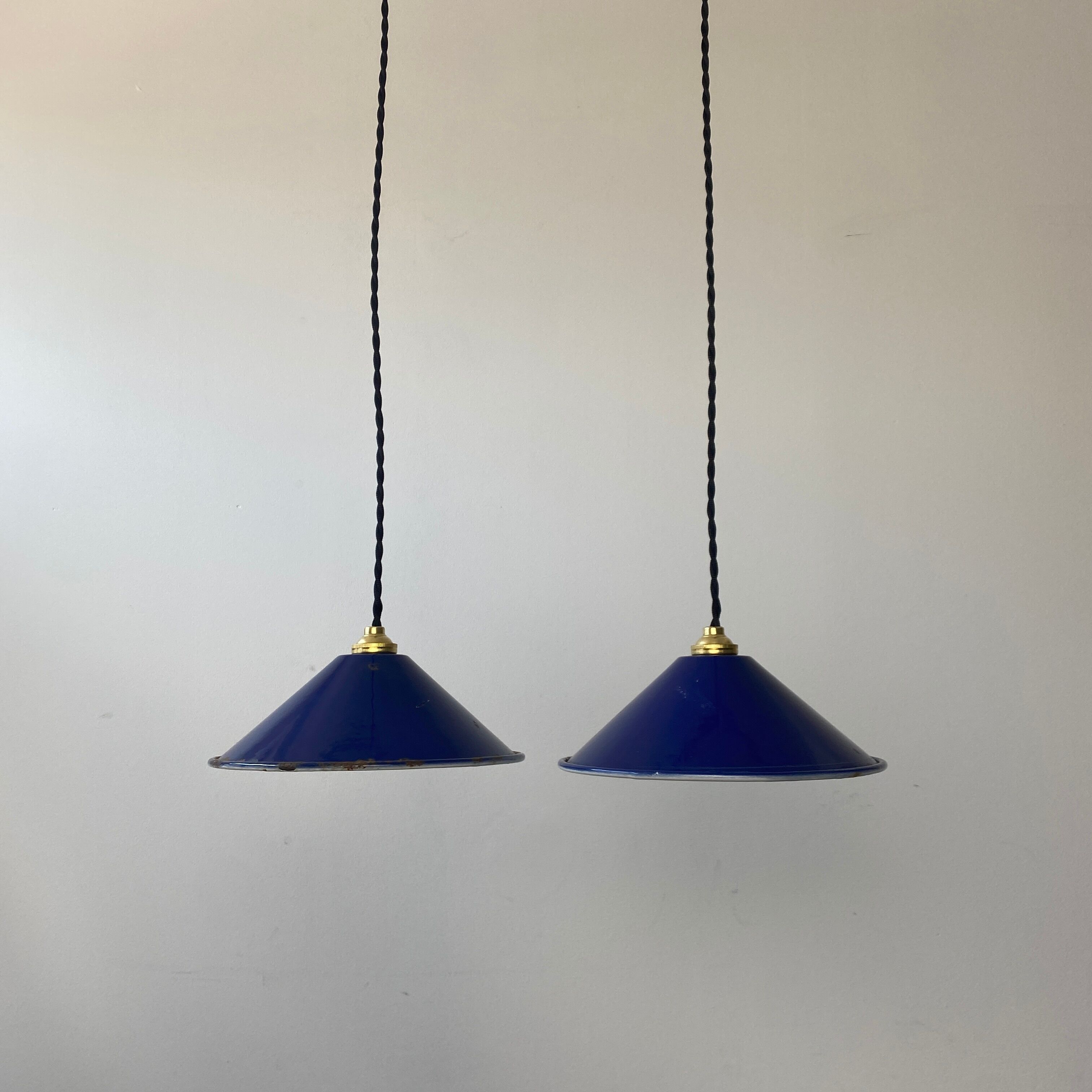 Lot 2 conical enamelled suspensions