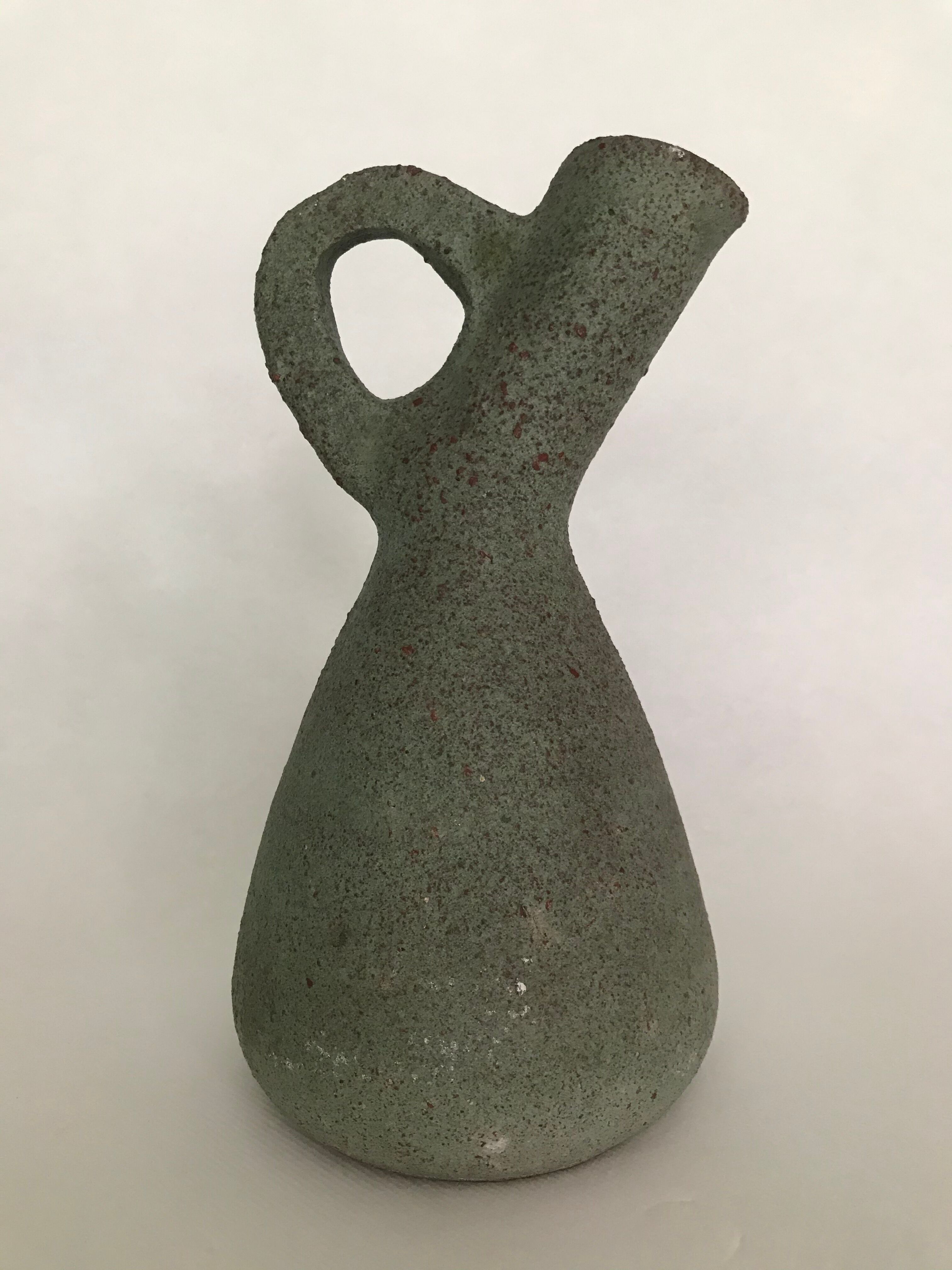 Pichet Accolay en grès, terre chamotée, couleur pistache, vers 1950/1960