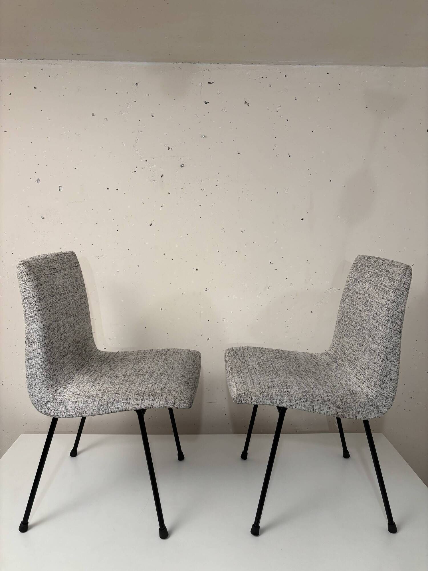Paire de chaises modèle "CM145", Pierre Paulin,  Meubles TV, 1954