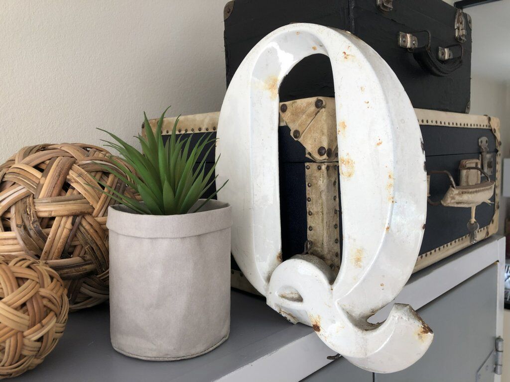 Letter Q - Enamelcast cast iron sign / Godin