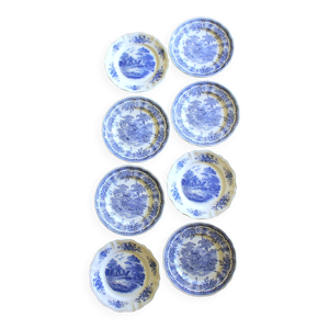 Un lot de 8 assiettes - plates