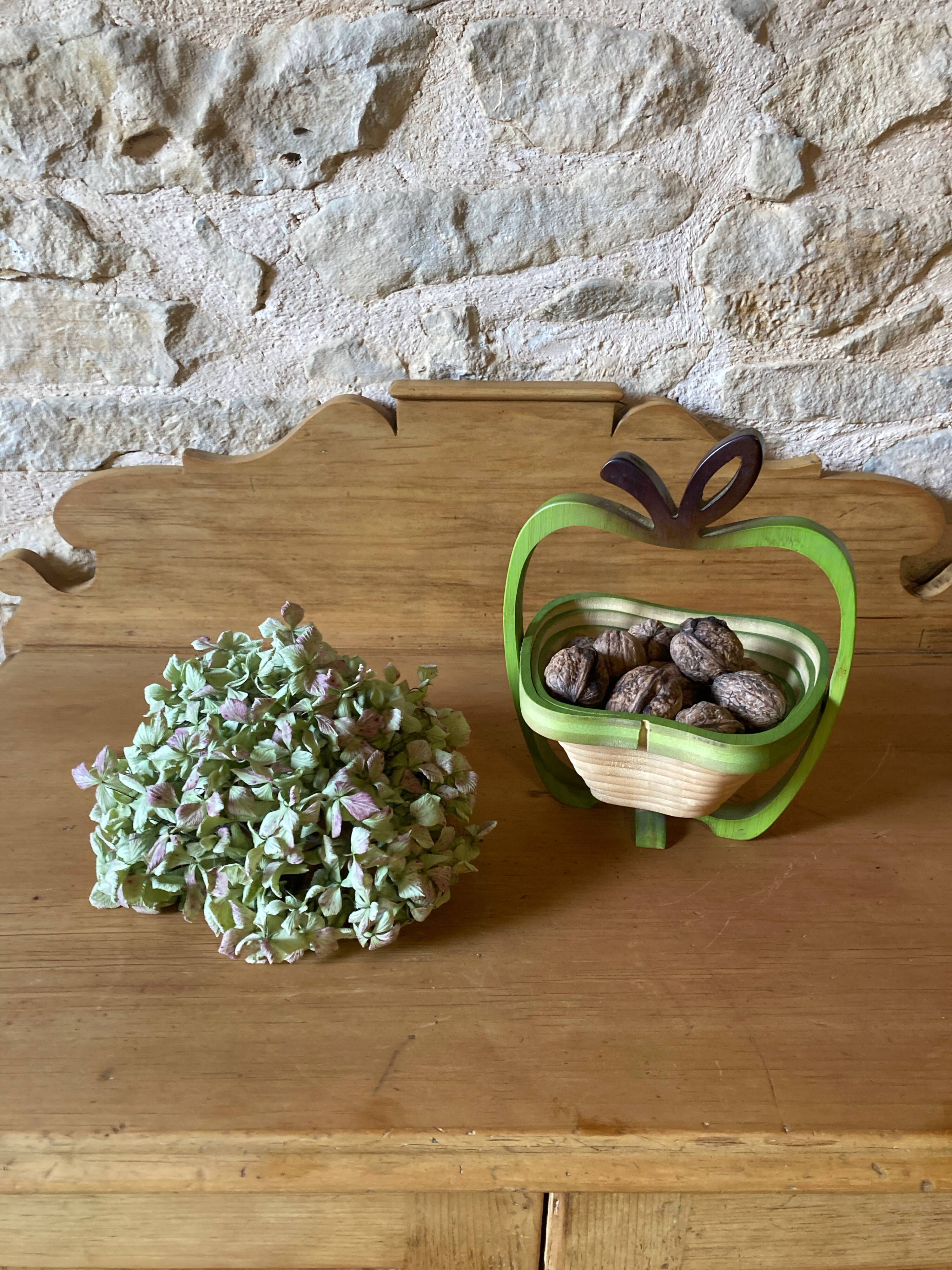 Apple-shaped fruit basket or trivet