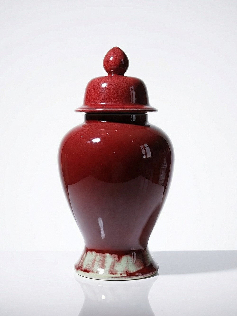 Covered vase, Chinese ginger jar in oxblood and celadon ceramic.