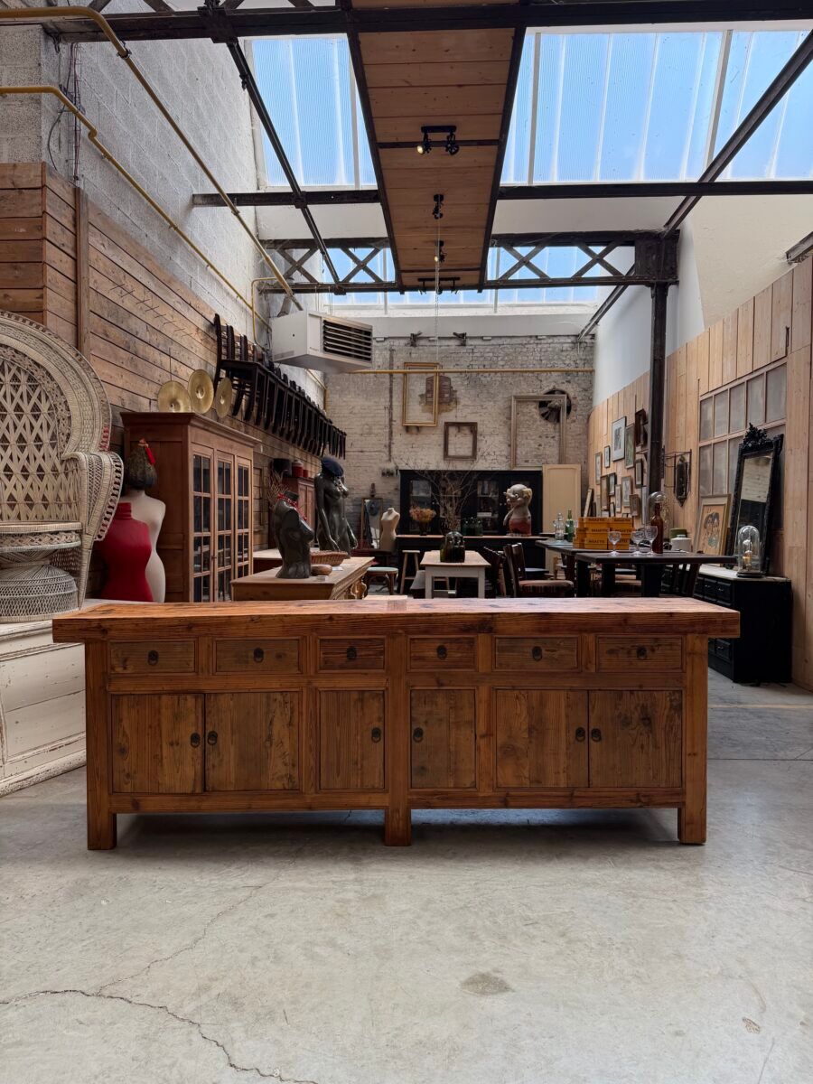 Buffet brutaliste en vieux sapin