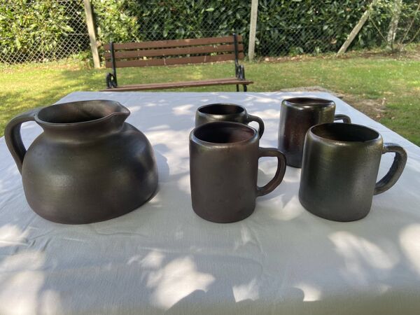 Cruche et tasses en grès de Jean Dubost
