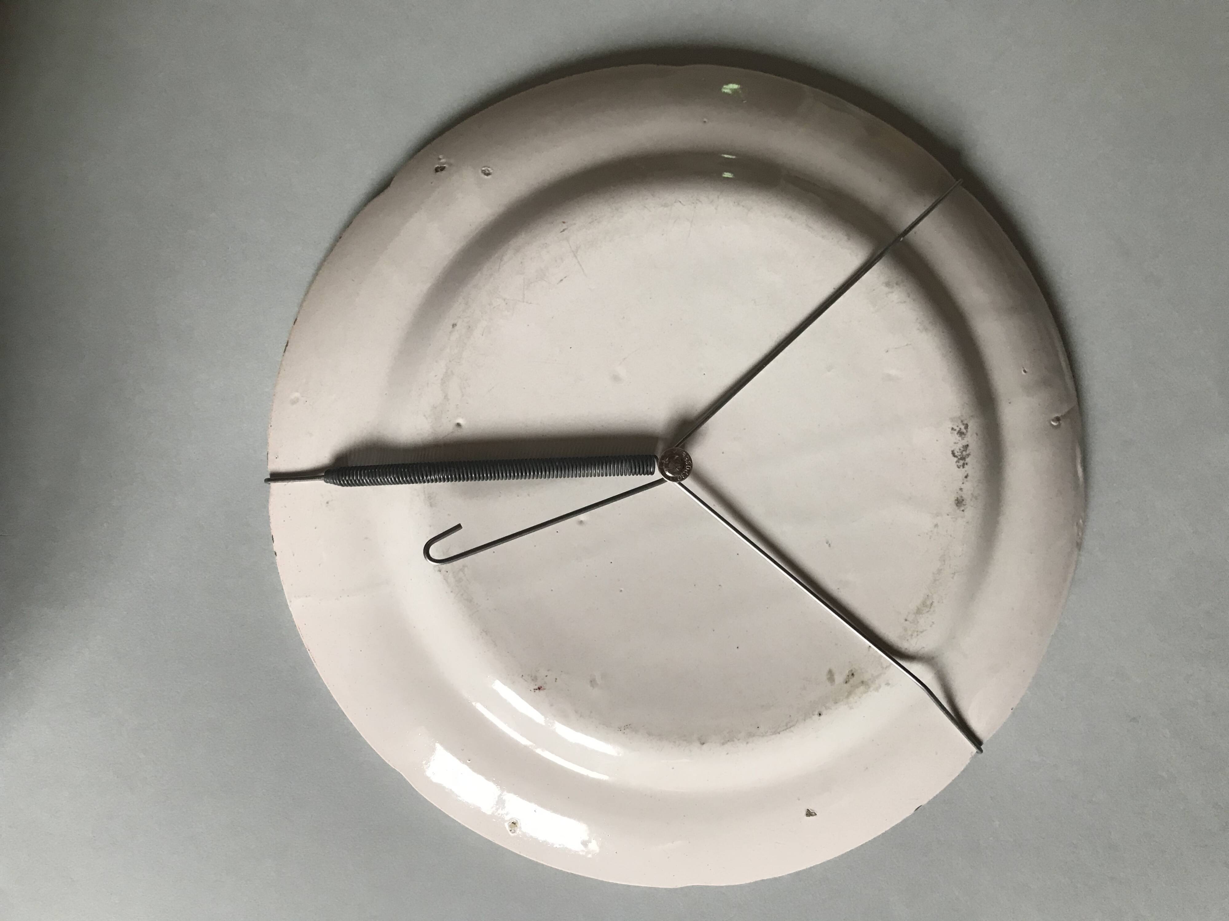 Old earthenware dish with Chinese decoration, 19th century