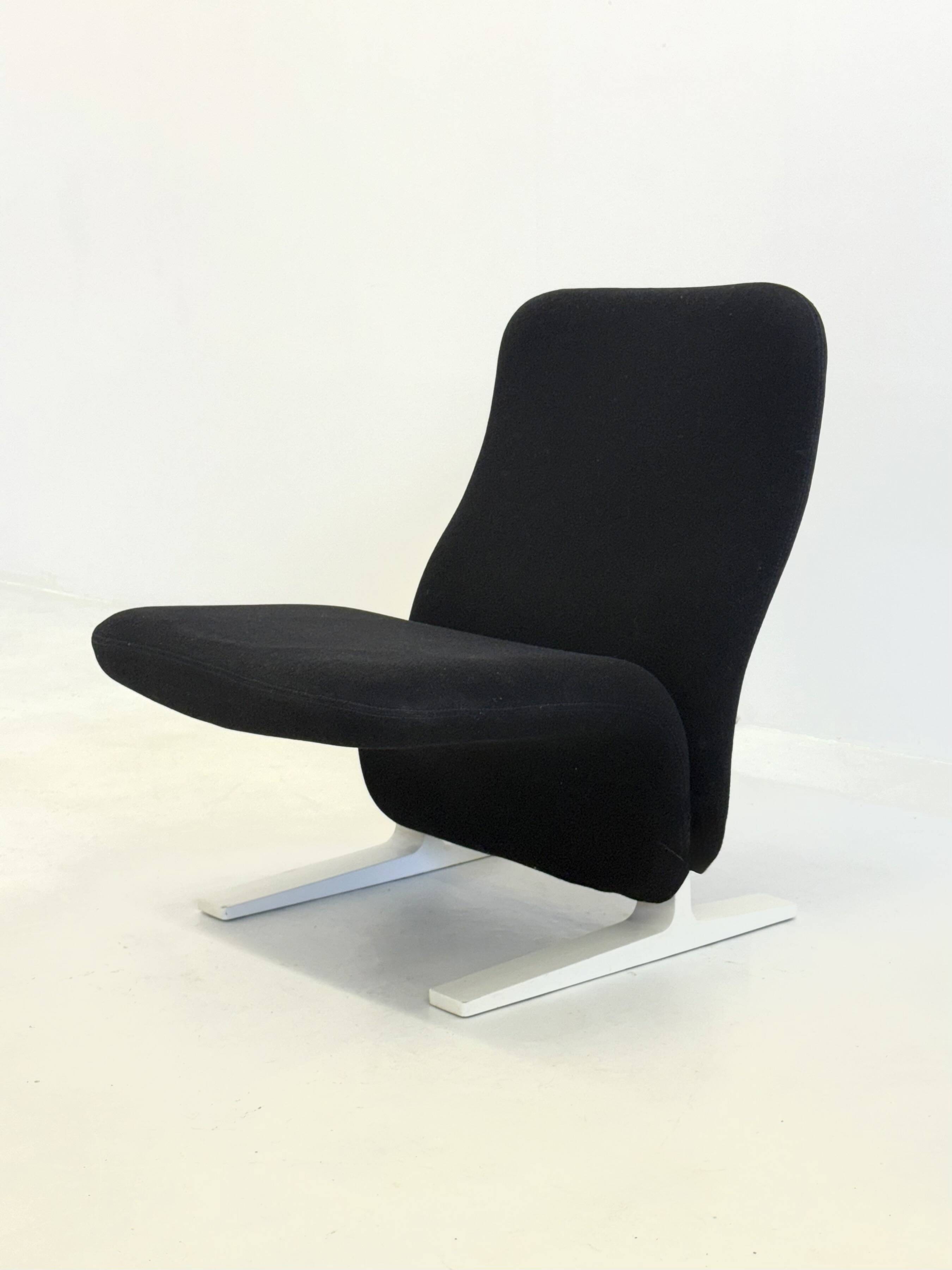 Artifort Concorde F780 armchair black by Pierre Paulin