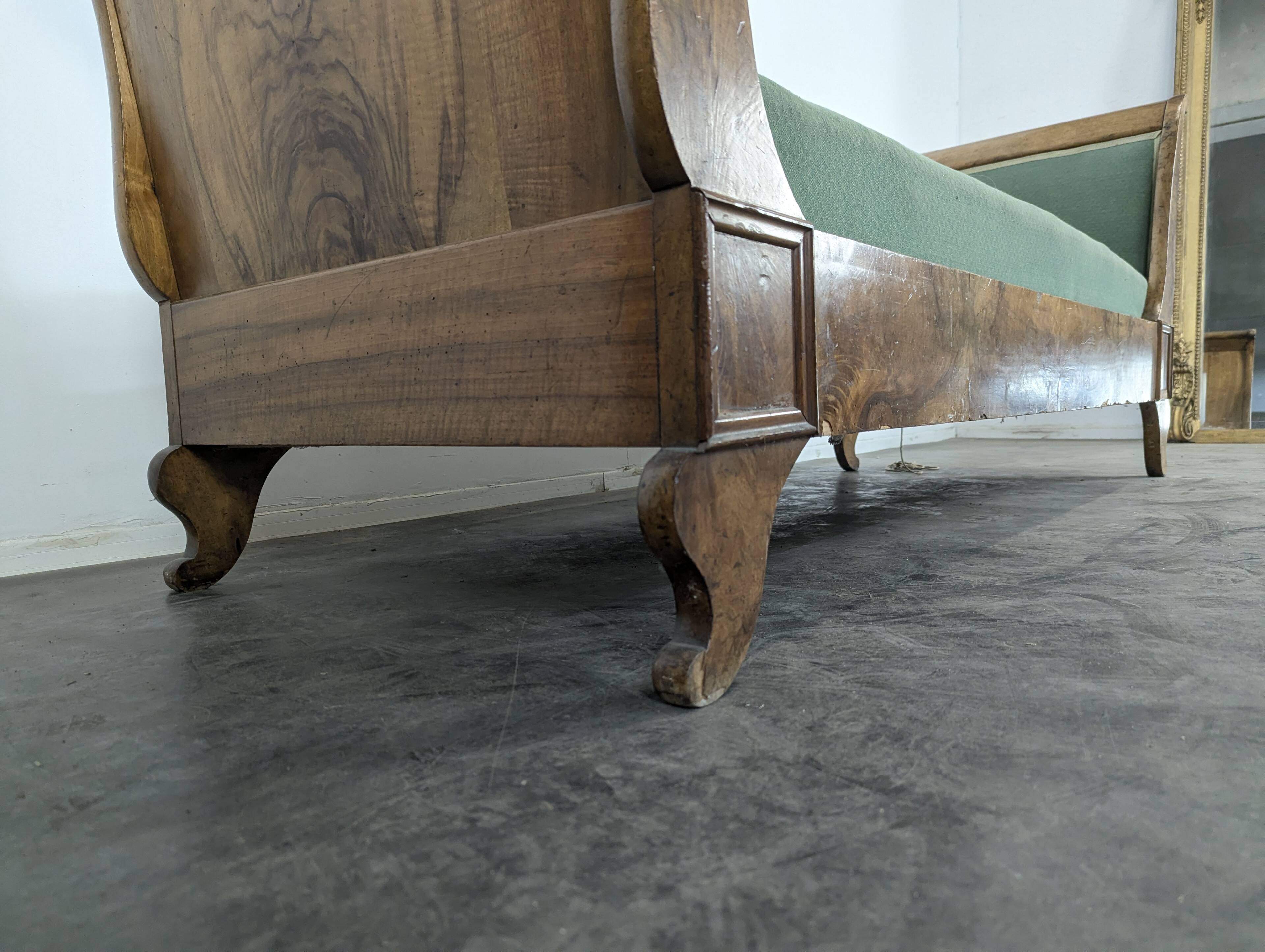 Restoration period banquette in flame mahogany