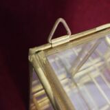 Petite vitrine en laiton et verre.