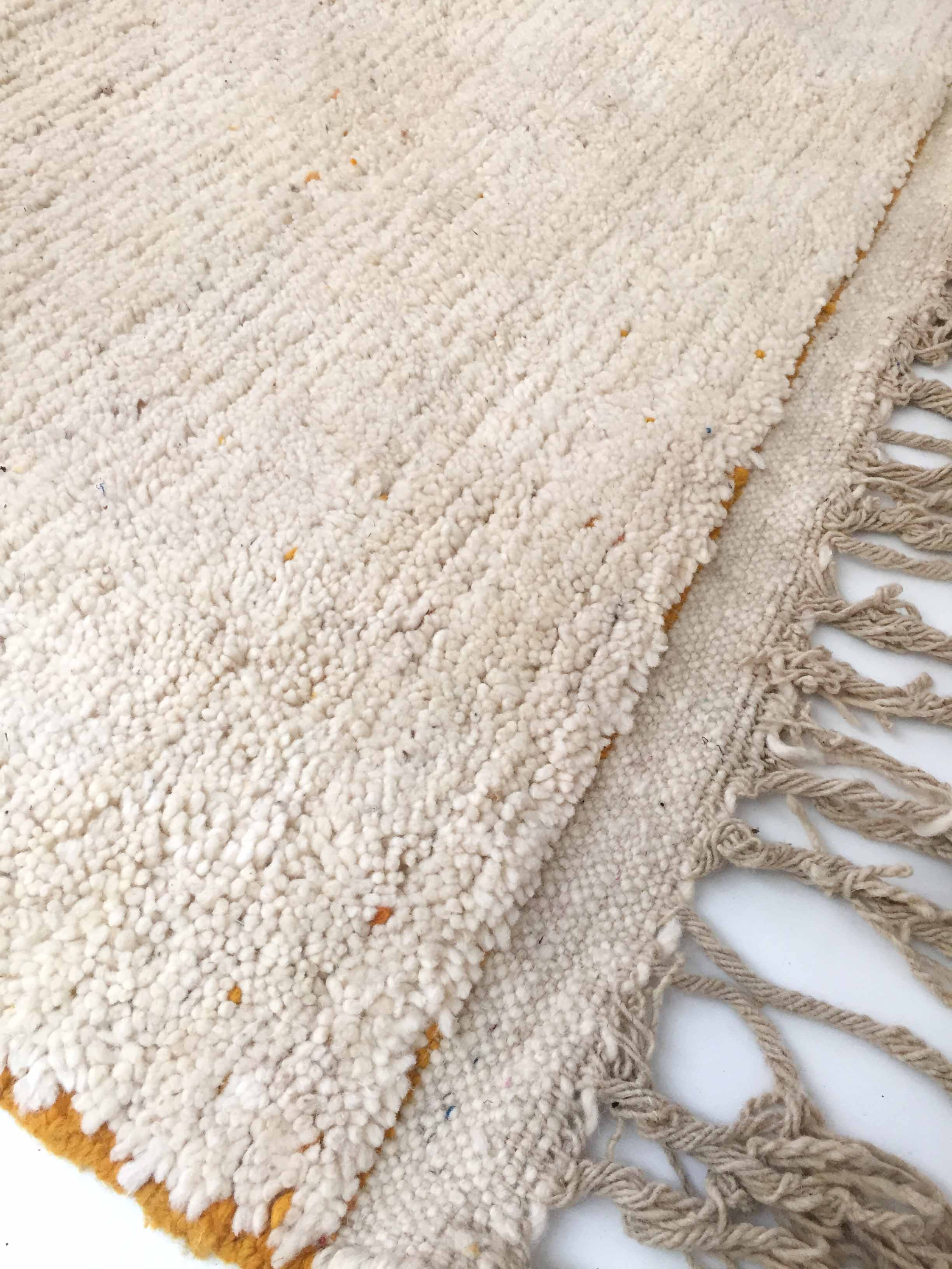 Tapis berbère marocain Beni Ouarain écru à motifs colorés 257x192cm