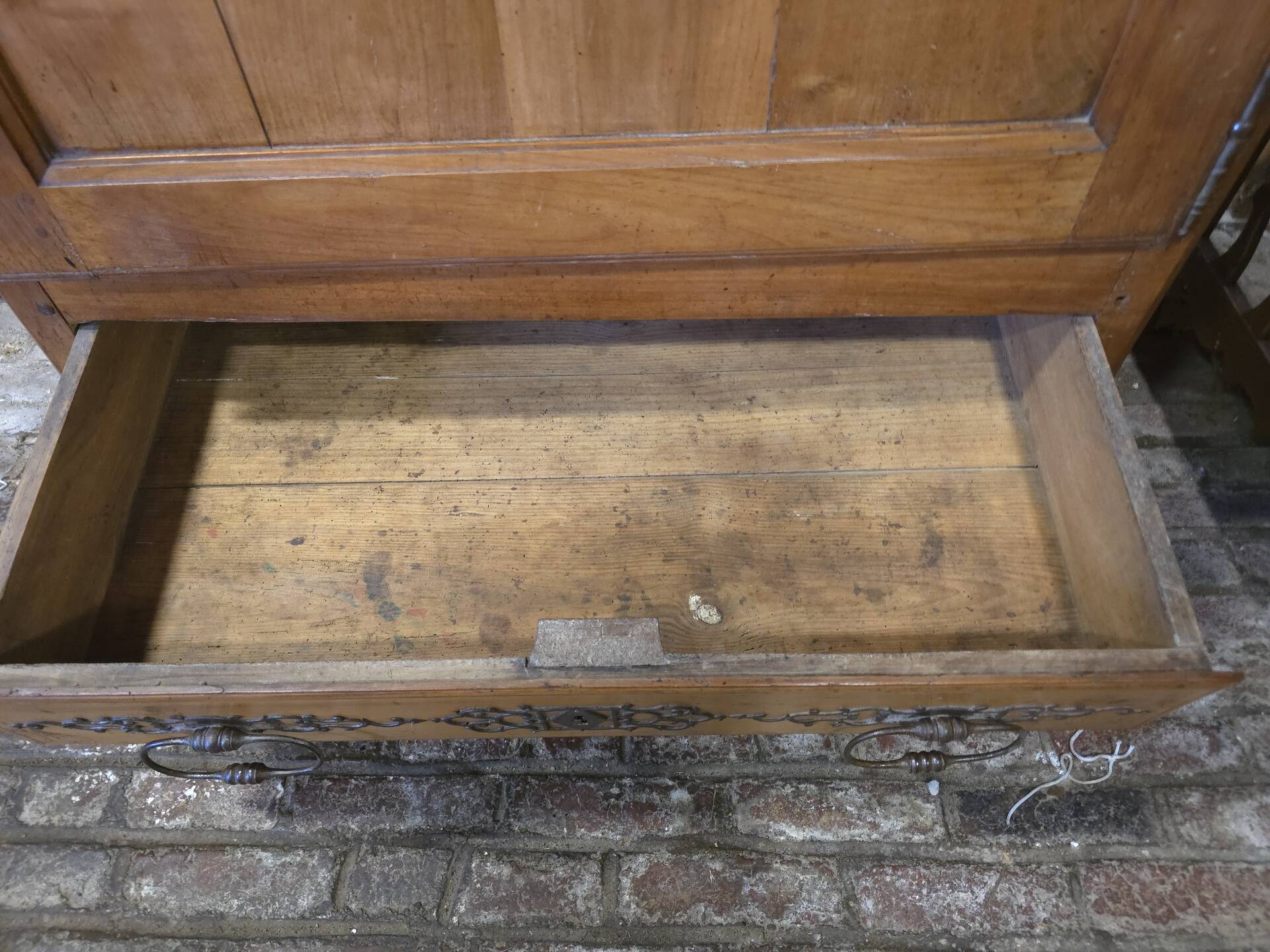 Armoire Bonnetière en noyer 18 eme