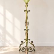 Lampadaire ancien en fer peint vert à décor végétal