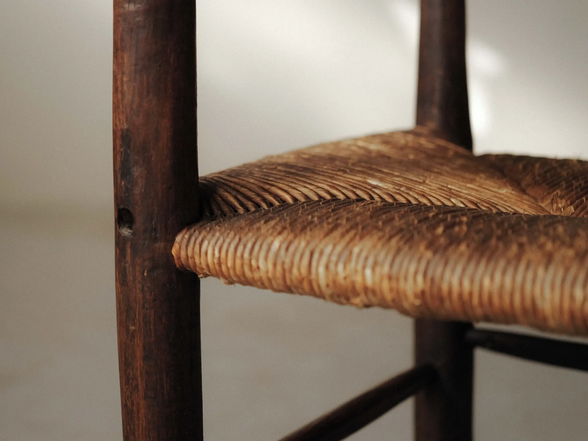 Fauteuil paysan en bois massif et paille, XIXᵉ siècle