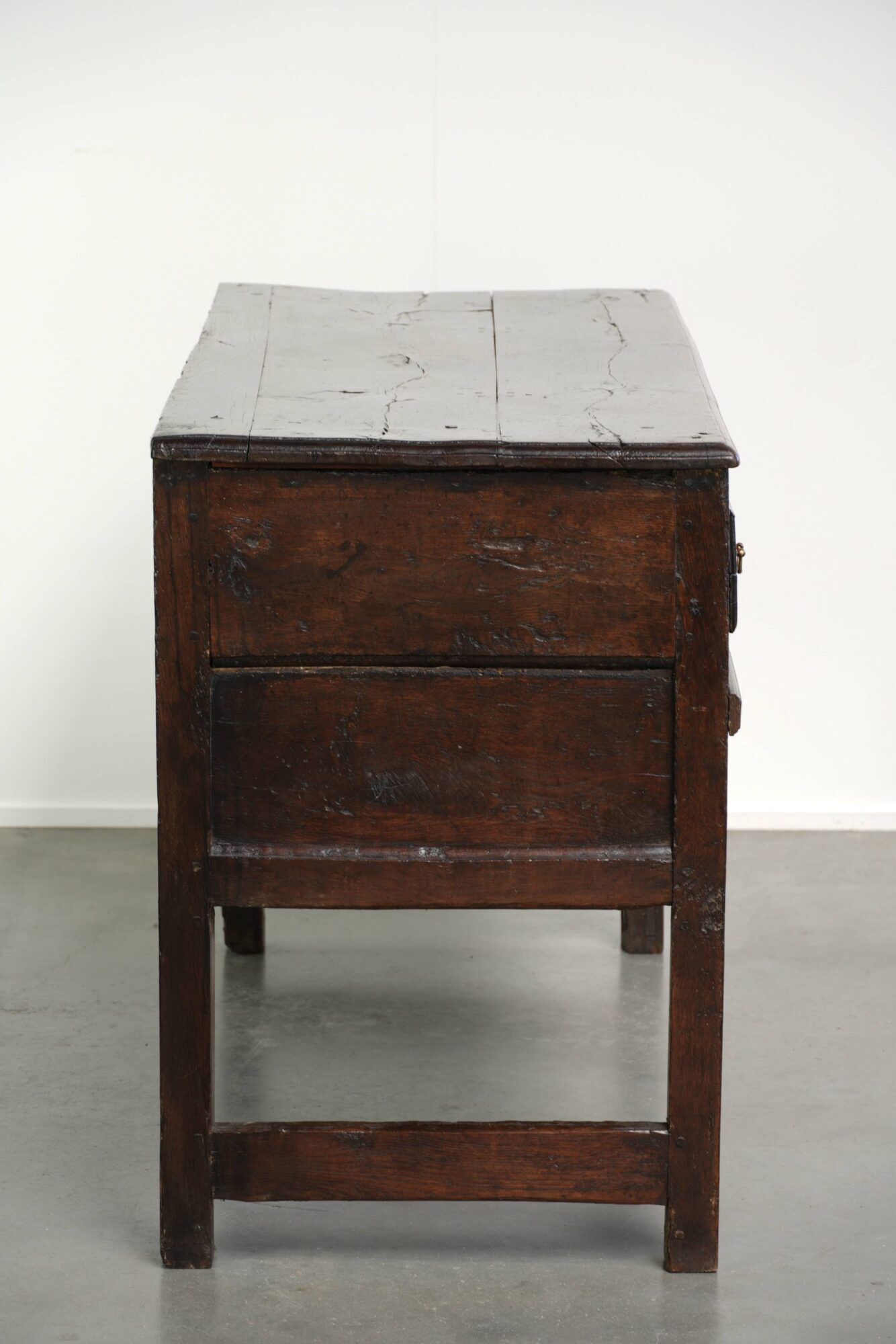 English dresser from the early 18th century made of oak with patina