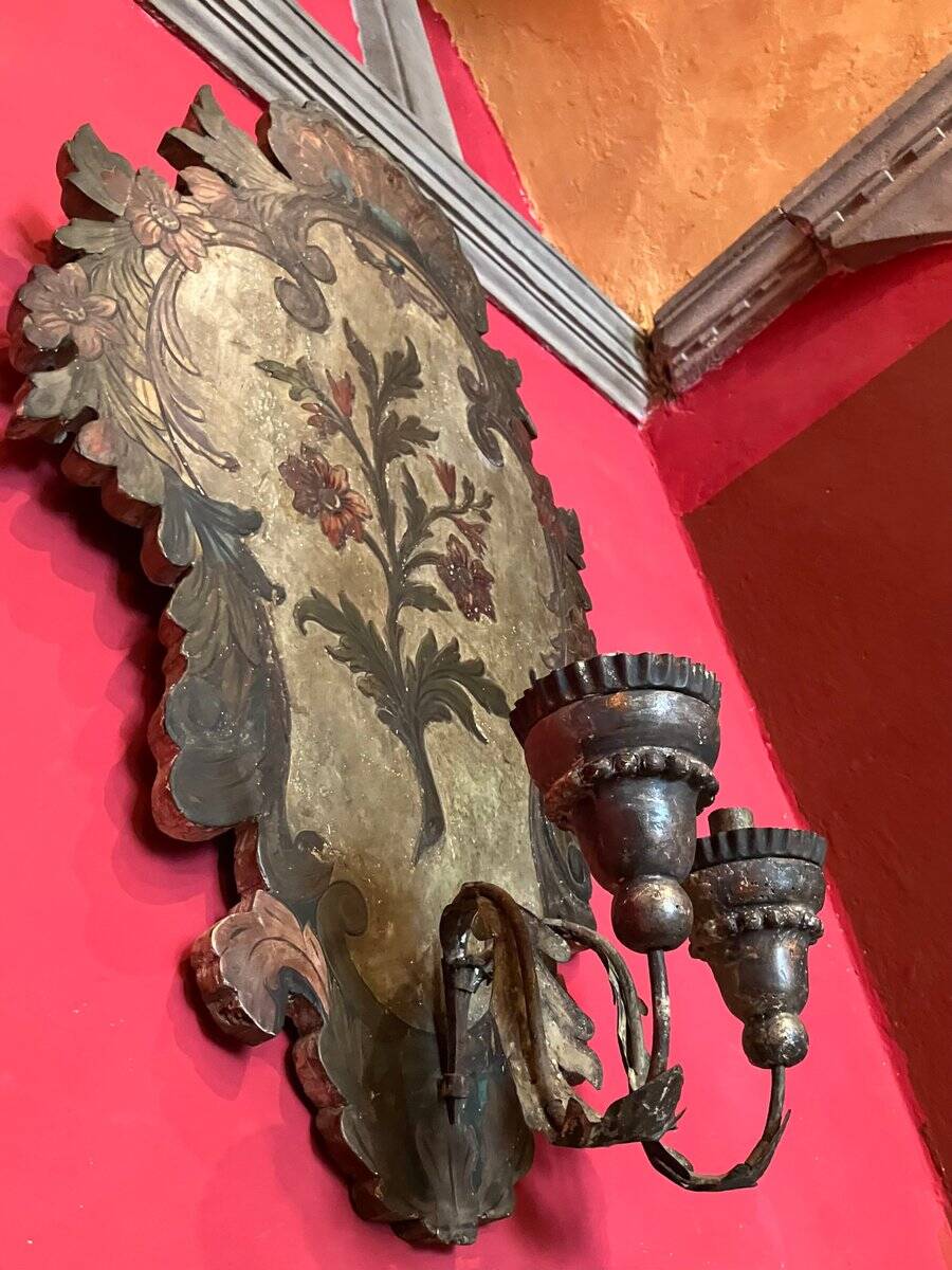 18th Century Rococo Venetian Polychrome and Mecca Lacquered Wooden Wall Sconces with Iron Arms, Set of 2