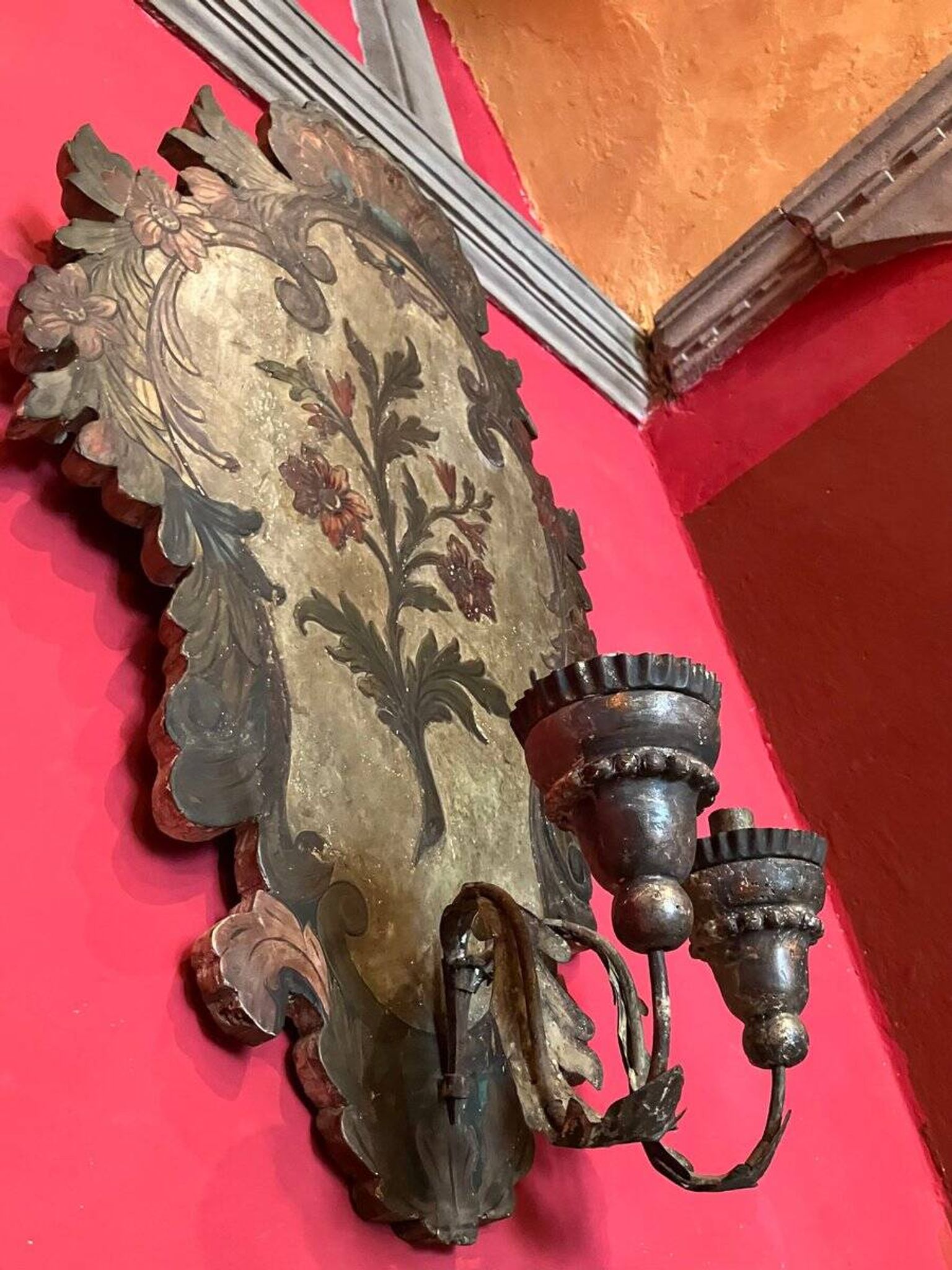 18th Century Rococo Venetian Polychrome and Mecca Lacquered Wooden Wall Sconces with Iron Arms, Set of 2