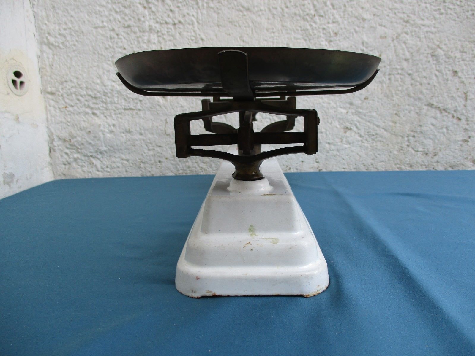 White enamelled cast-iron roberval balance