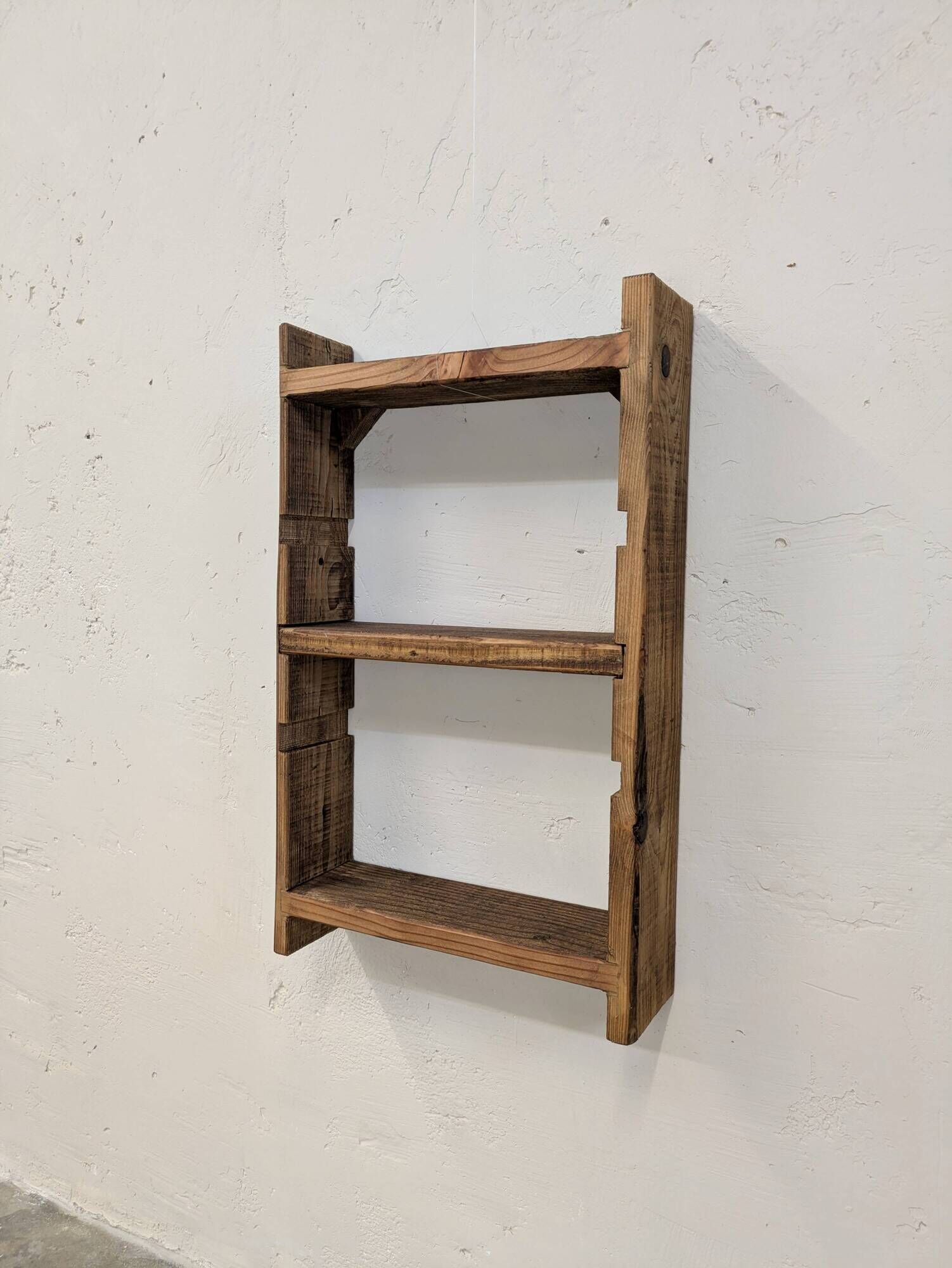 Modular shelf in raw wood with a vintage patina