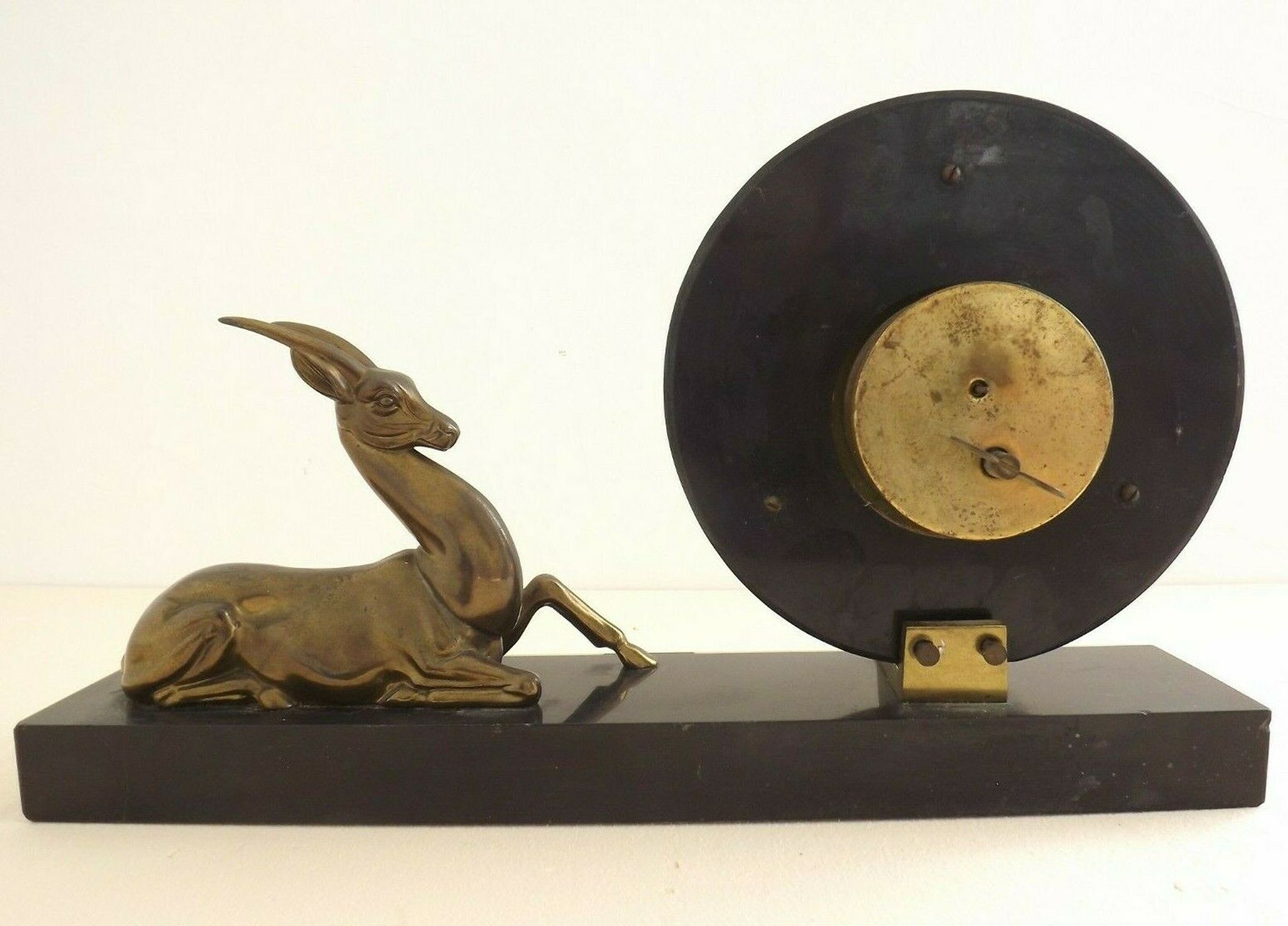 Horloge art déco marbre onyx & brass avec une gazelle spelter bronzée