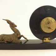 Horloge art déco marbre onyx & brass avec une gazelle spelter bronzée