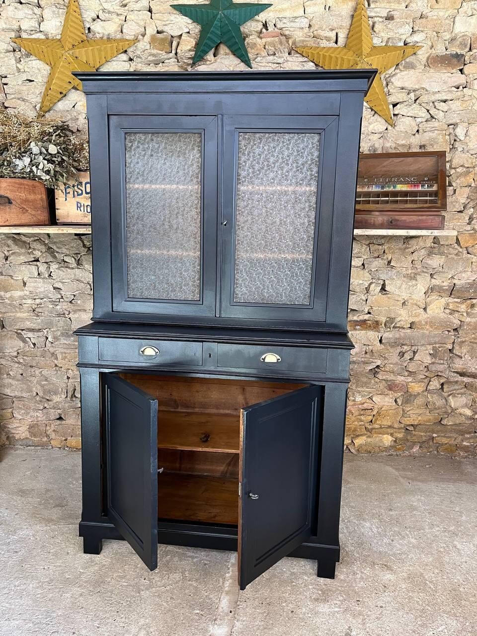 Buffet two body black vessel