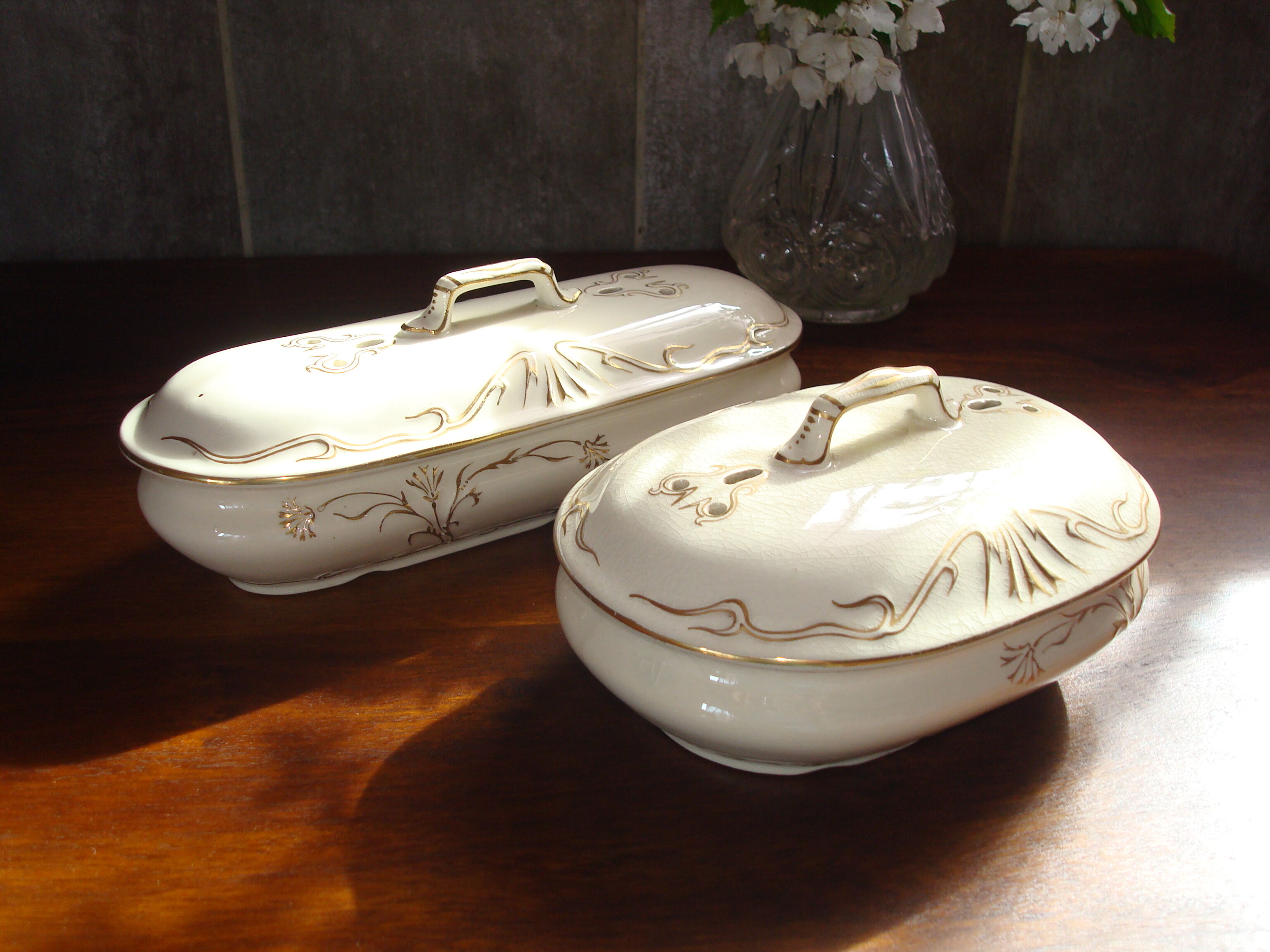 Brush holder and soap holder hamage nord, art nouveau, floral décor edging gold.