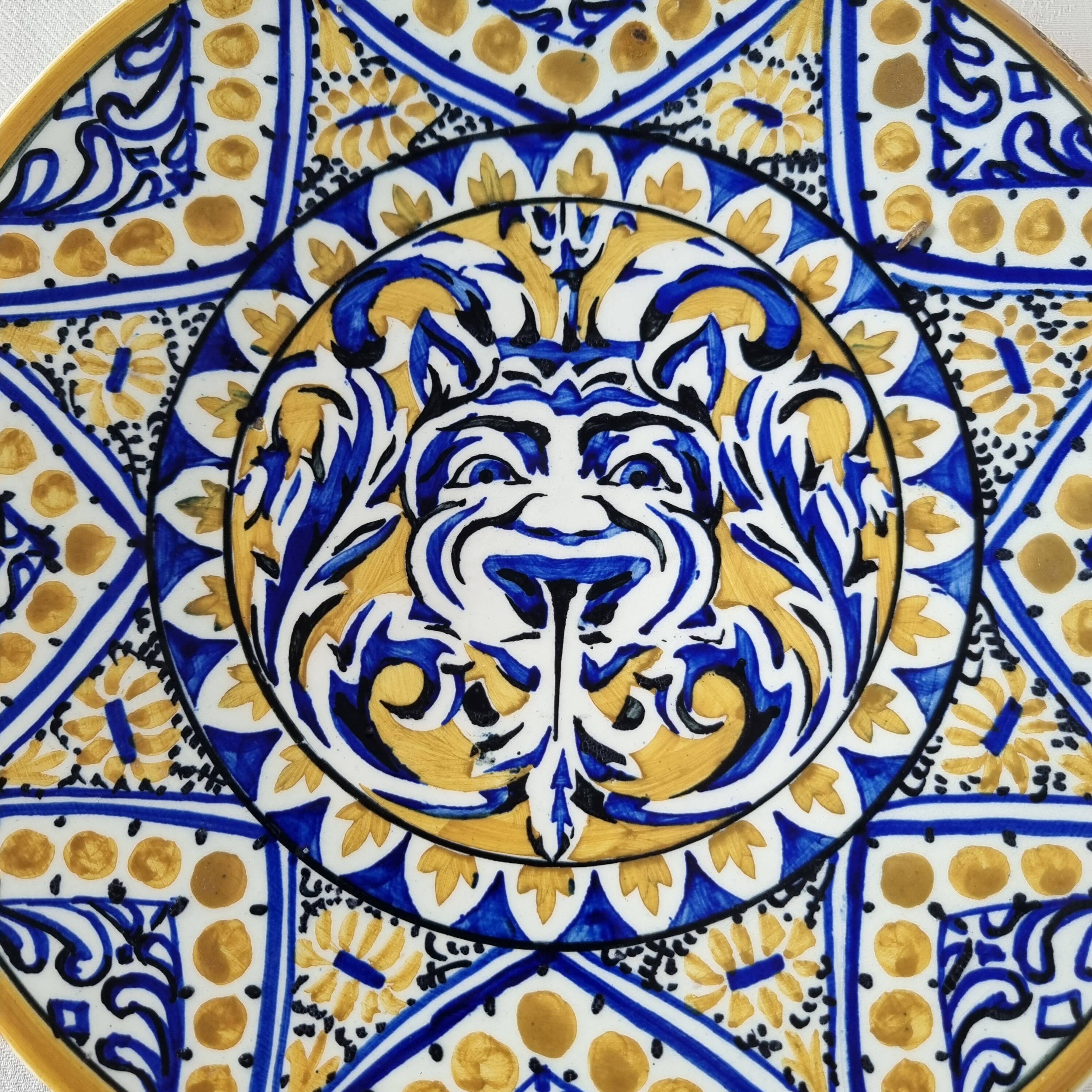 Ancienne assiette en céramique ou faïence espagnole fabriquée et peinte à la main Milieu du siècle