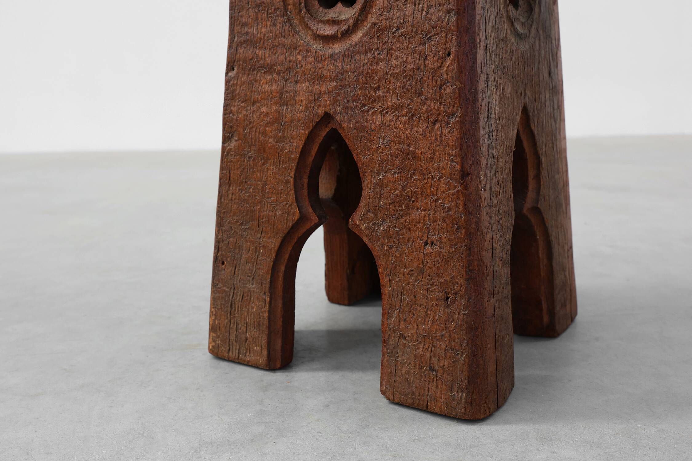 Tabouret bas en bois sculpté français du milieu du XIXe siècle de style gothique