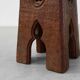 Tabouret bas en bois sculpté français du milieu du XIXe siècle de style gothique