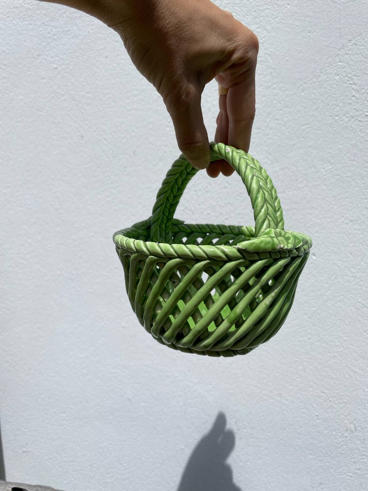 Plat panier en faïence tressée vert / céramique ancienne